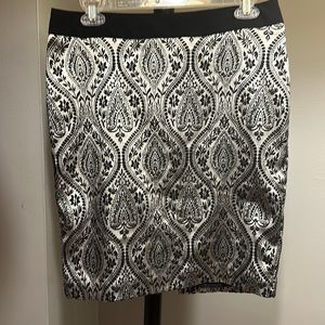 ☀️BOGO Item Worthington Black and Metallic Silver Pencil Skirt☀️